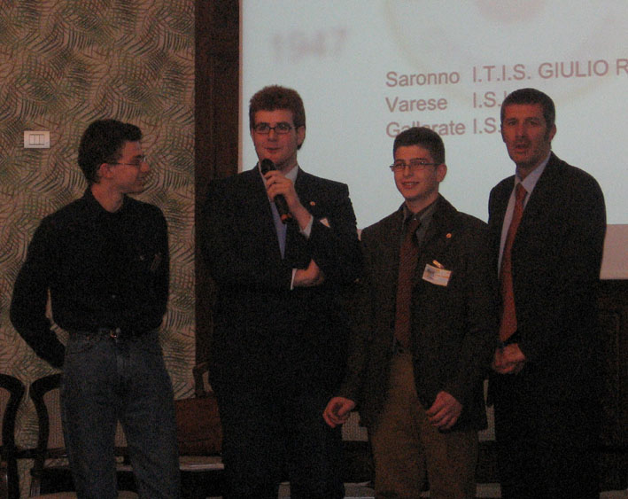 ISIS VARESE  sul palco della premiazione con Dirigente Scolastico